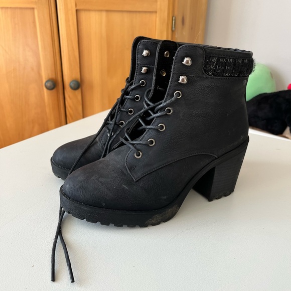Black lace up boots - Picture 1 of 2